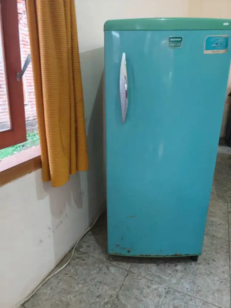 Freezer rak toshiba beku