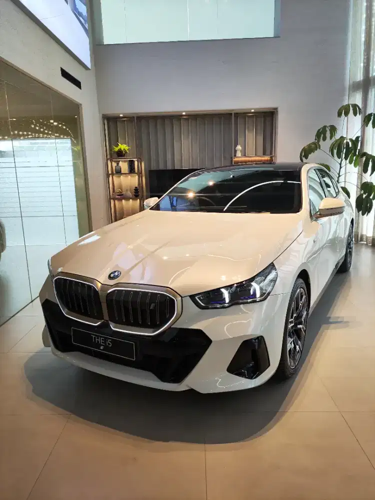 BMW i5 eDrive40 Electric Sedan