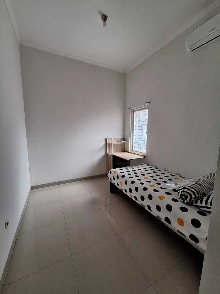 Kamar Kos Putra kamar mandi dalam di gading serpong