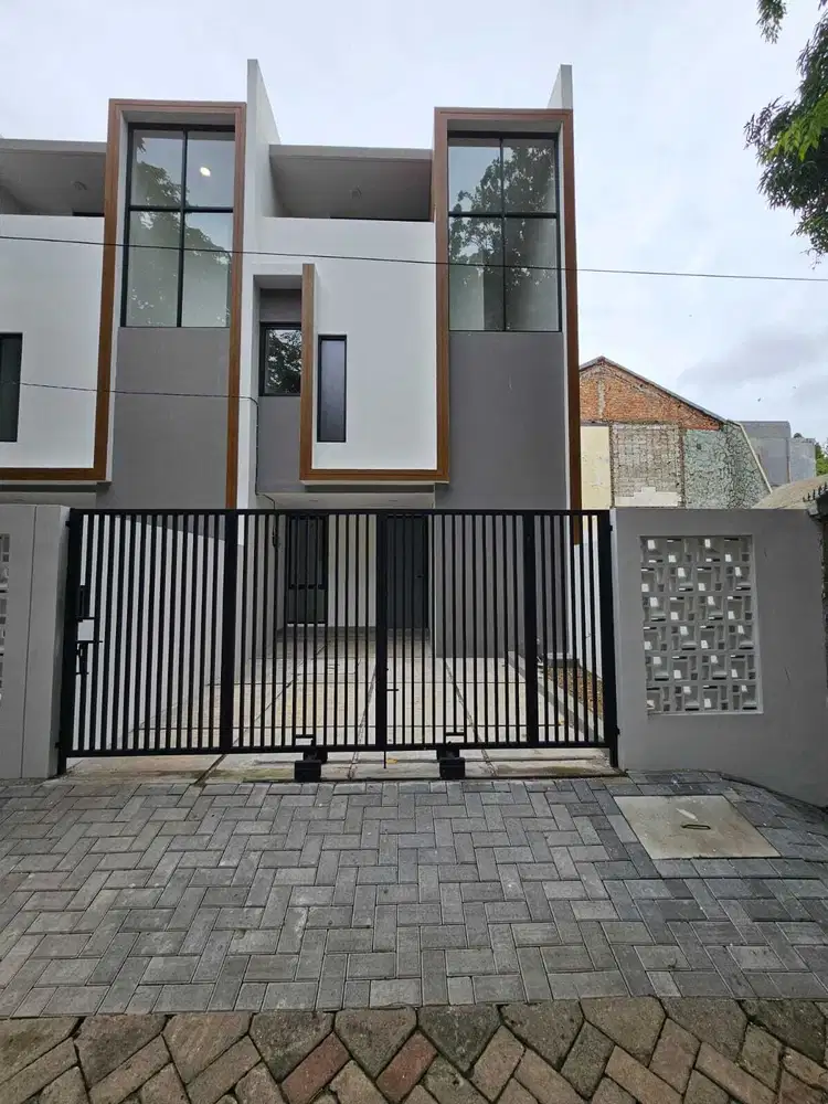 Rumah Brand New 3 Lantai Bebas Banjir Pencahayaan Baik di Citra 2