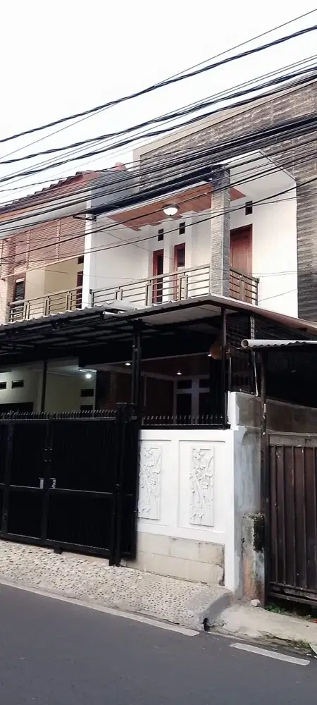 Rumah Siap Huni 2 Lantai Pinggir Jalan Raya di Jagakarsa, Jaksel