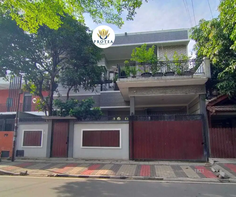 RUMAH MEWAH 3 LANTAI SEMI FURNISHED STRATEGIS DI PINGGIR JALAN DI BSD