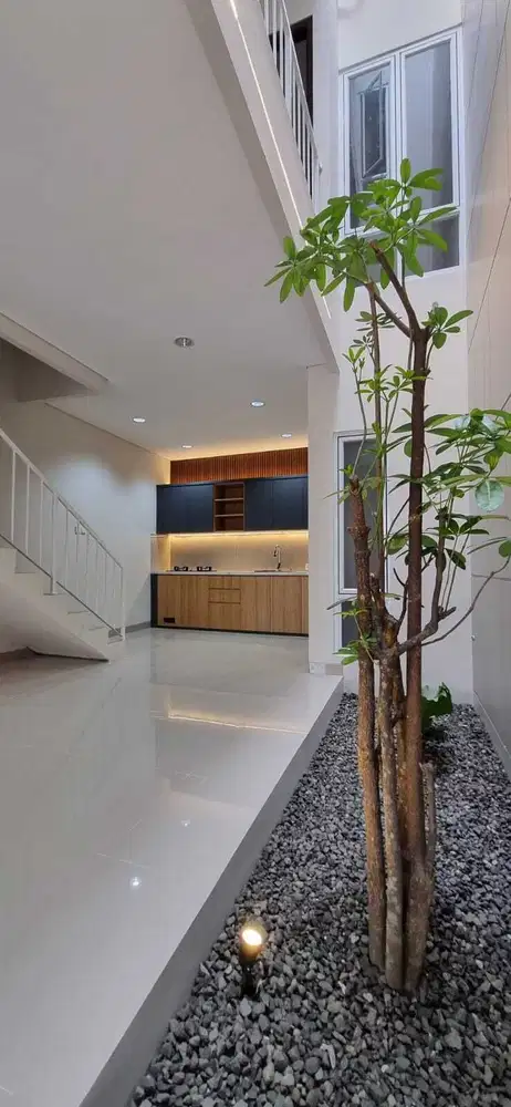 Rumah Brand New 3 Lantai dengan Desain Tropical Modern di Duri Kepa