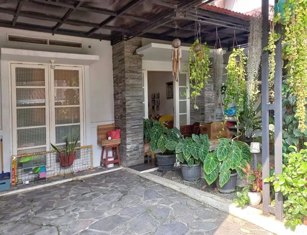 Rumah Cluster Ada Taman Belakang Di Daerah Merpati Ciputat