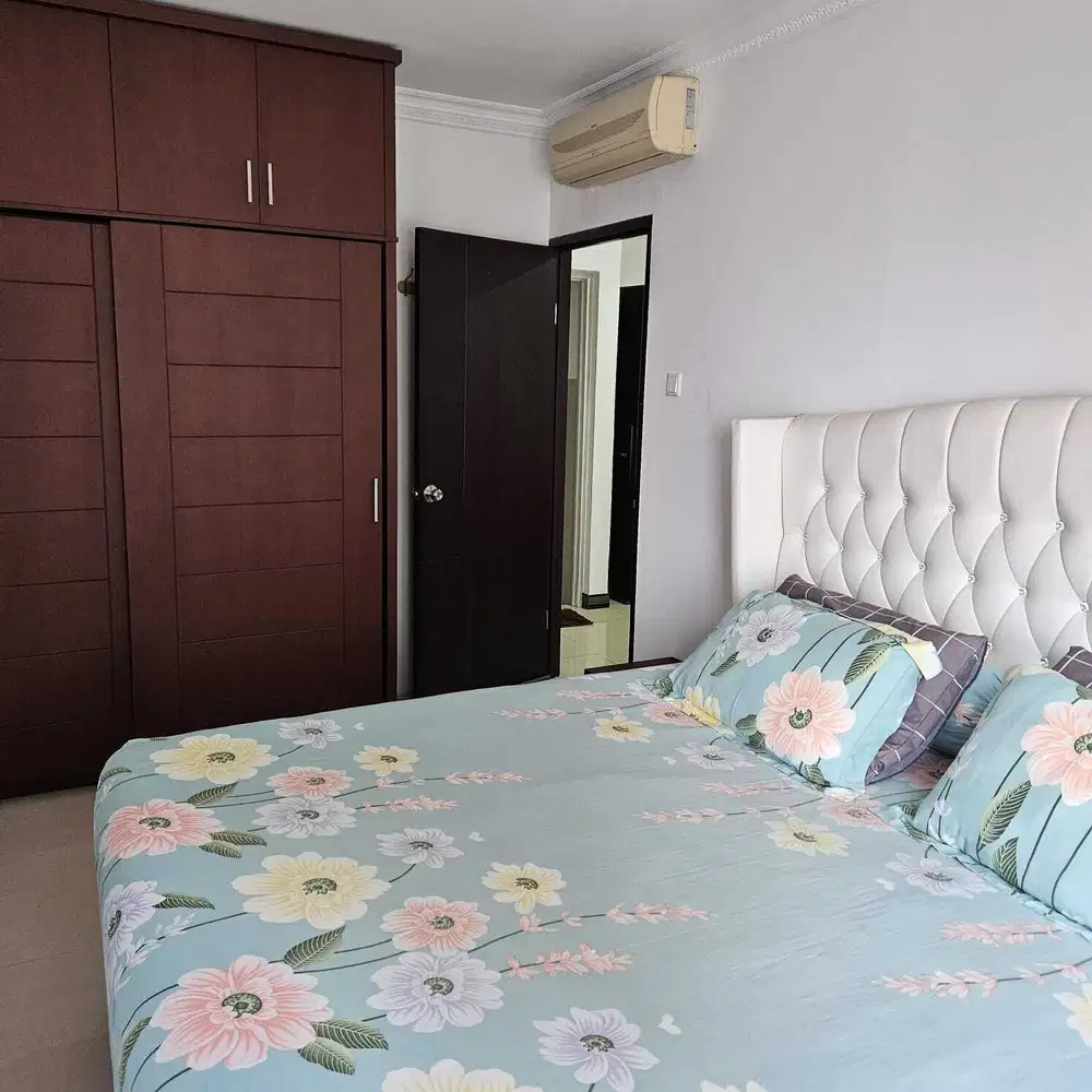Dijual 2 BR Apartemen Cosmo Residences furnish 60 m2, lantai sedang