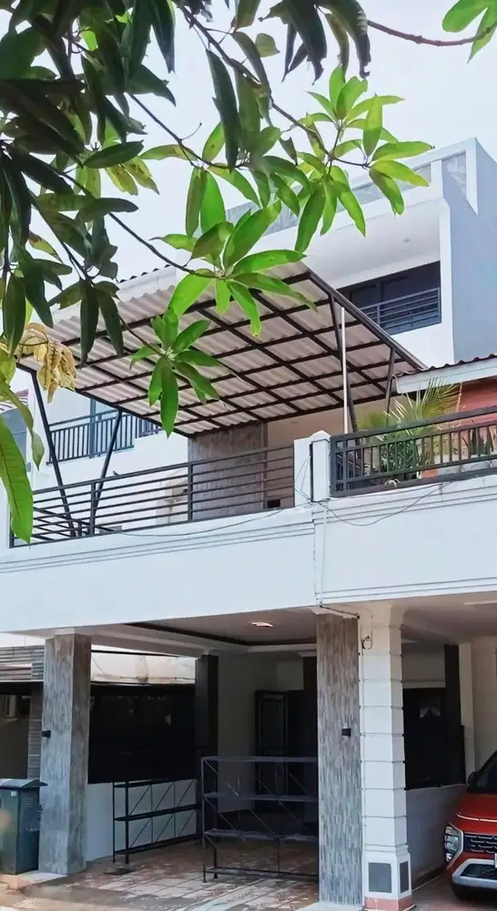Dijual Cepat rumah 3 lantai siap huni di Puri Beta 1 Larangan