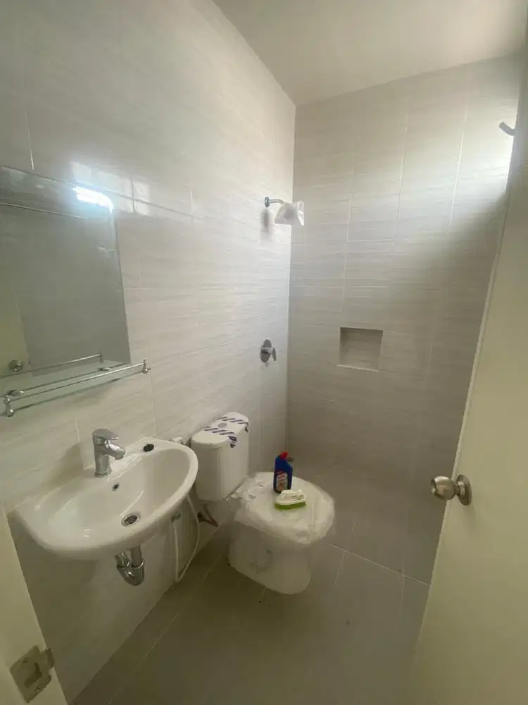 Dijual rumah 2 lantai berlokasi di Grand Sunrise (ST)