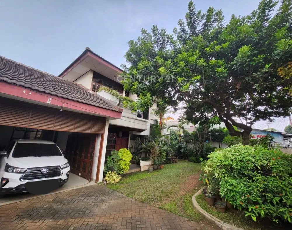 Rumah Semi Furnished Halaman Luas Strategis VC16489