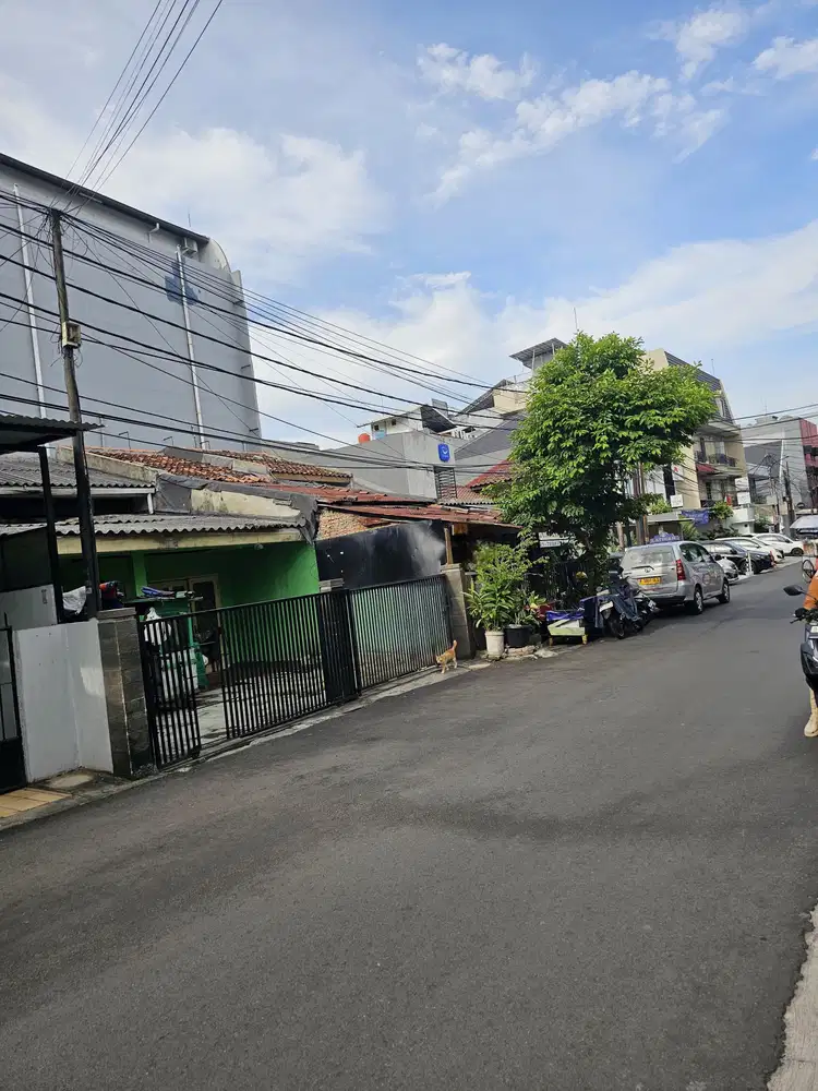 DIJUAL MURAH RUMAH HITUNG TANAH SEMI KOMERSIL BLOK M KEBAYAORAN BARU J