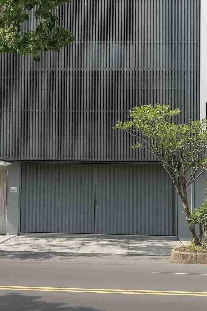 Di sewakan murah 3 lantai ruko muka 9 meter dkt UNS