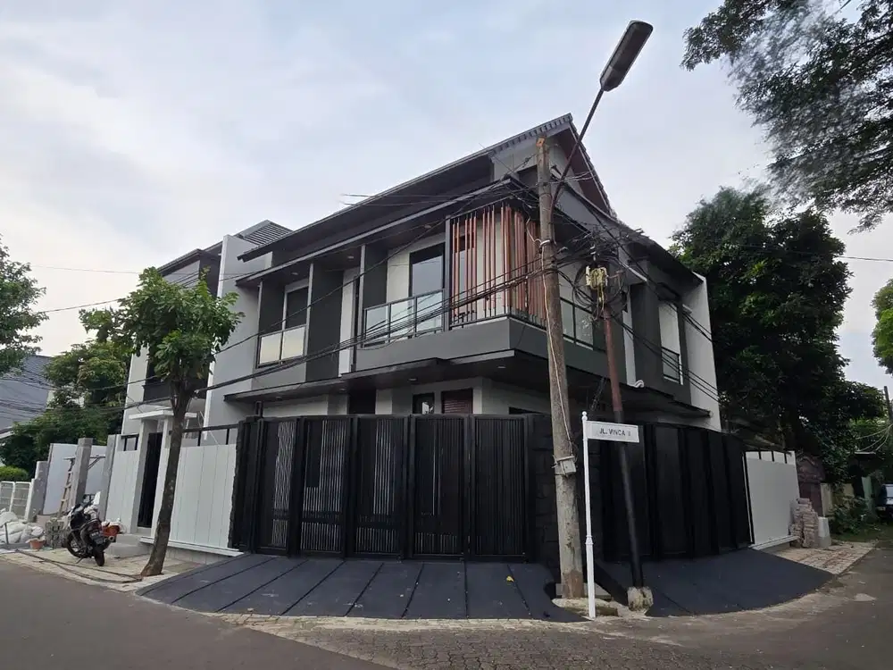 Rumah baru Hoek di BSD Griya Loka Depan Taman