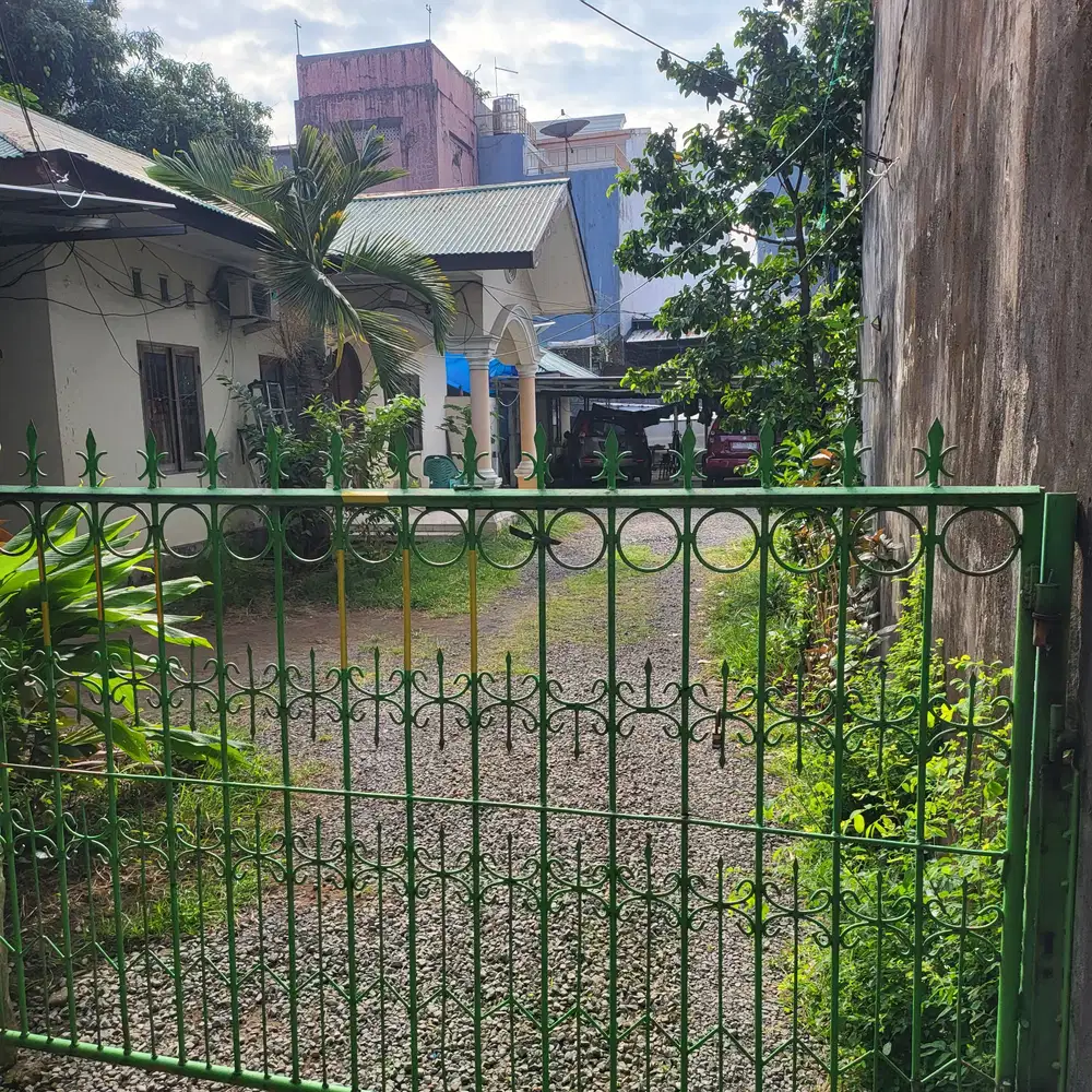 Rumah Dengan Halaman Yang Luas di Tengah Kota