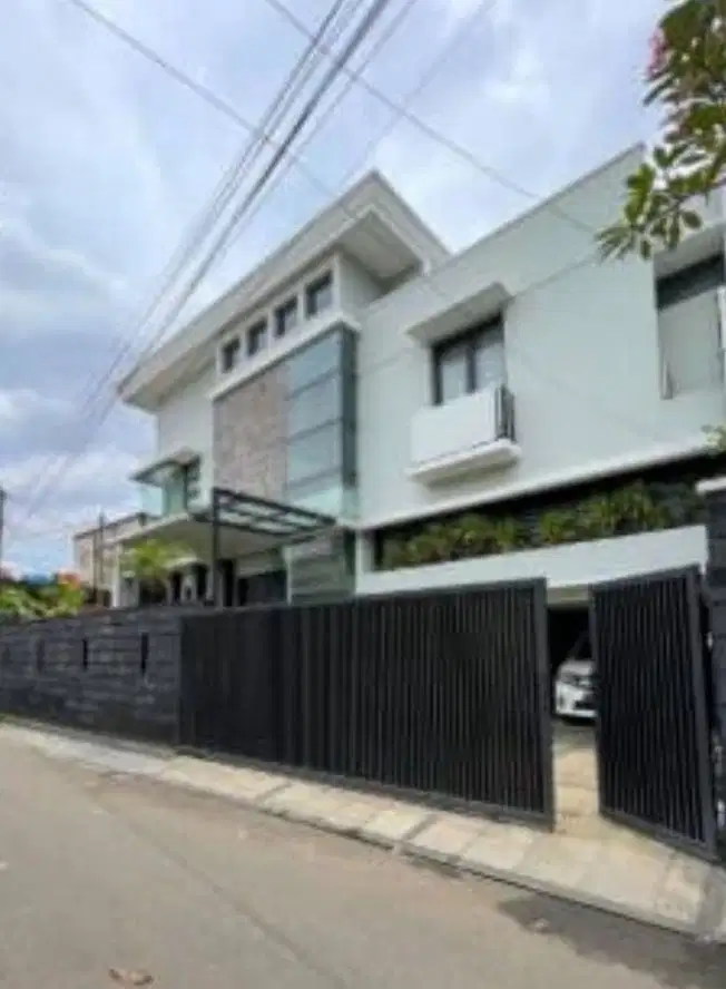 Rumah rapi, siap huni di Kemang Jaksel