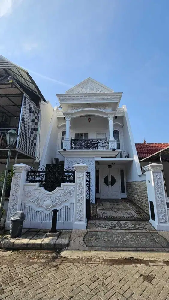 Dijual Rumah 2 lantai mewah cuman 2.5 M diPakuwon City Surabaya Timur.