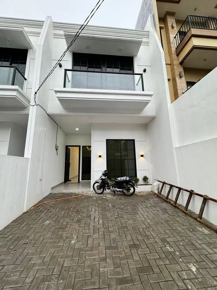 Rumah Brand New American Classic 2 Lantai di Meruya Selatan