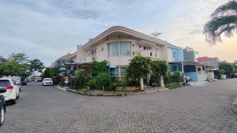 A239 JUAL RUMAH HOOK AREA PAKUWON CITY JALAN KAKI DARI PCM SEMI FURNIS