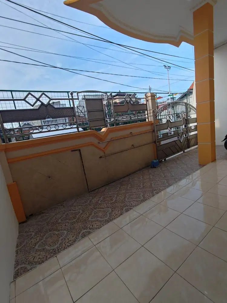 Rumah Ngagel Mulyo baru Renov Lebar 8x20 meter,5 kamar depan Lapangan