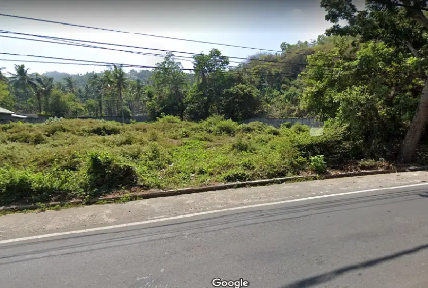 Tanah di pinggir jalan raya Senggigi dekat Cristal Cafe