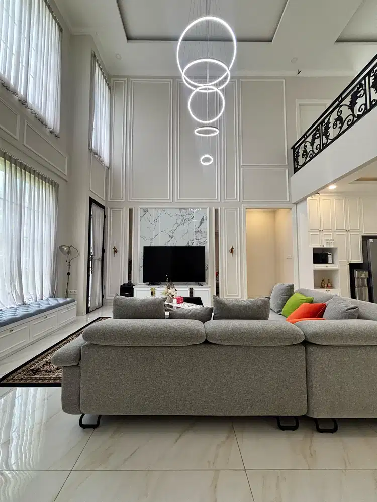 RUMAH MEWAH DENGAN SWIMMING POOL DI FORESTA BSD