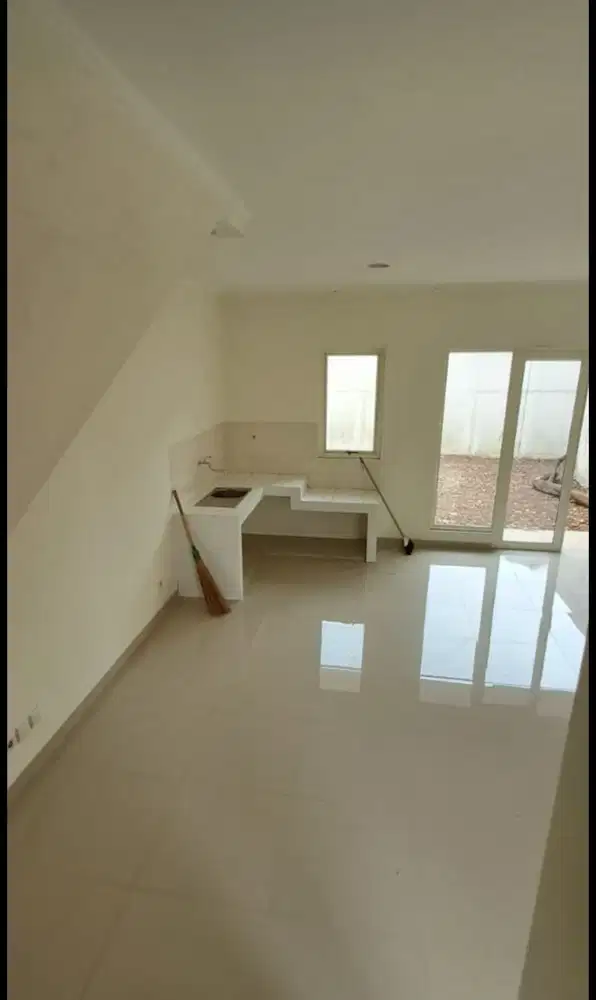 Dijual Murah Rumah 2 Lantai Dekat Kolam Renang