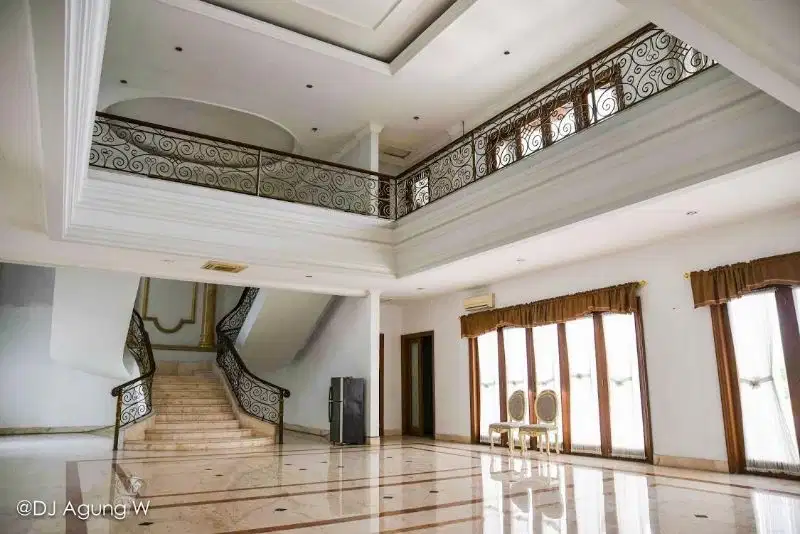 Rumah modern classic di bawah NJOP di Kuningan Jakarta Selatan