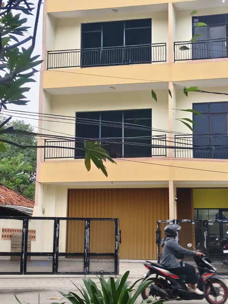 Disewakan Ruko 3lt Pekayon Pinggir jalan Strategis