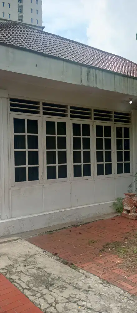 Rumah Luas Di Menteng Perlu Sedikit Renovasi