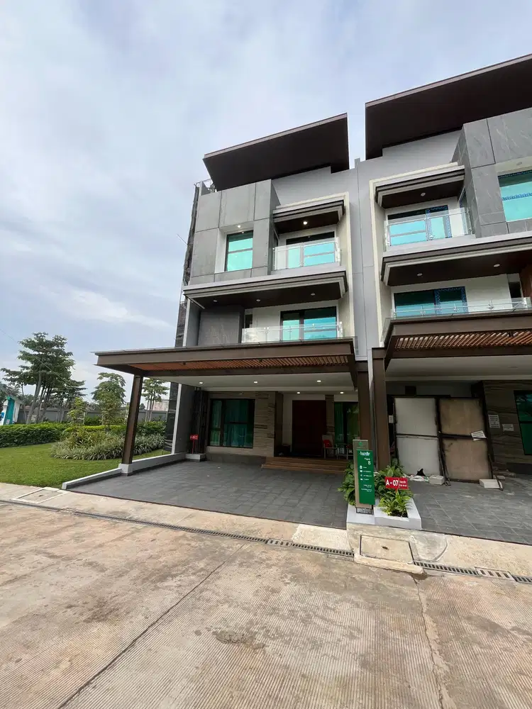 DI JUAL  RUMAH BARU 3 LANTAI  DI JL.VETERAN RAYA KEBAYORAN LAMA JAKART
