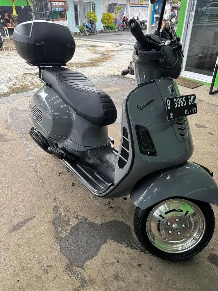 Jual vespa gts 150 3v full asesoris/ vespa matic/ vespa abu