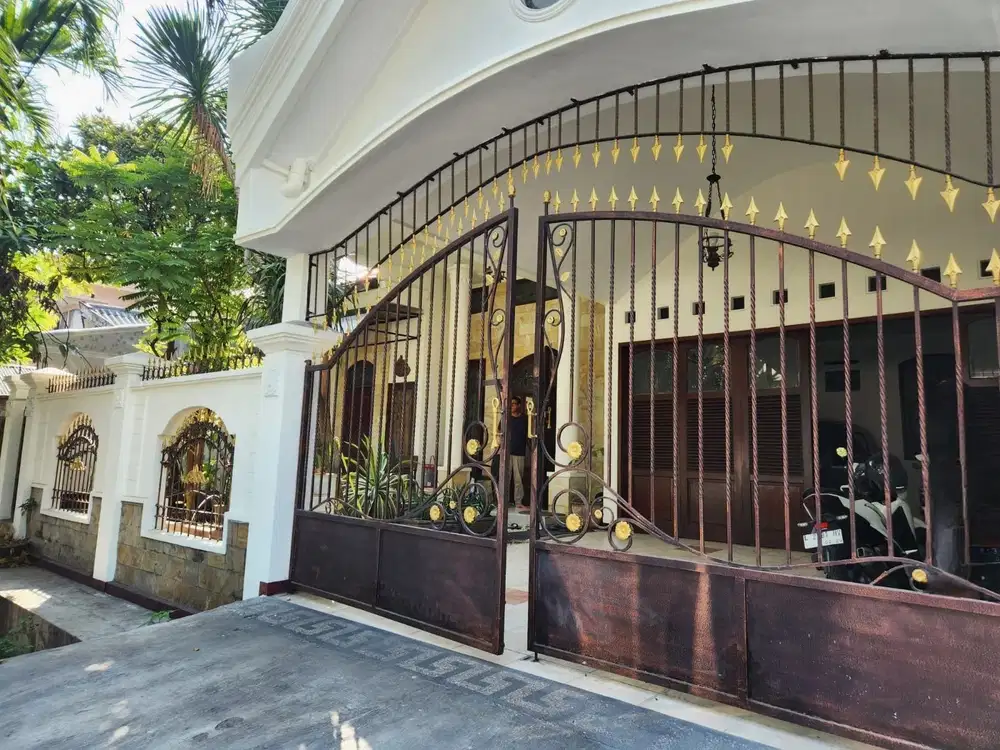 Dijual Rumah siap huni, terawat Jl. Ketintang Madya, Surabaya