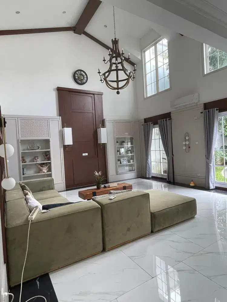 Rumah mewah alam sutera dengan kolam ikan sejuk