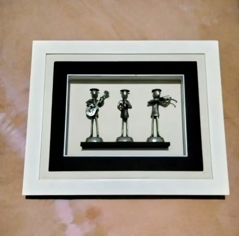Pajangan Dinding Three musician white frame Vinoti living