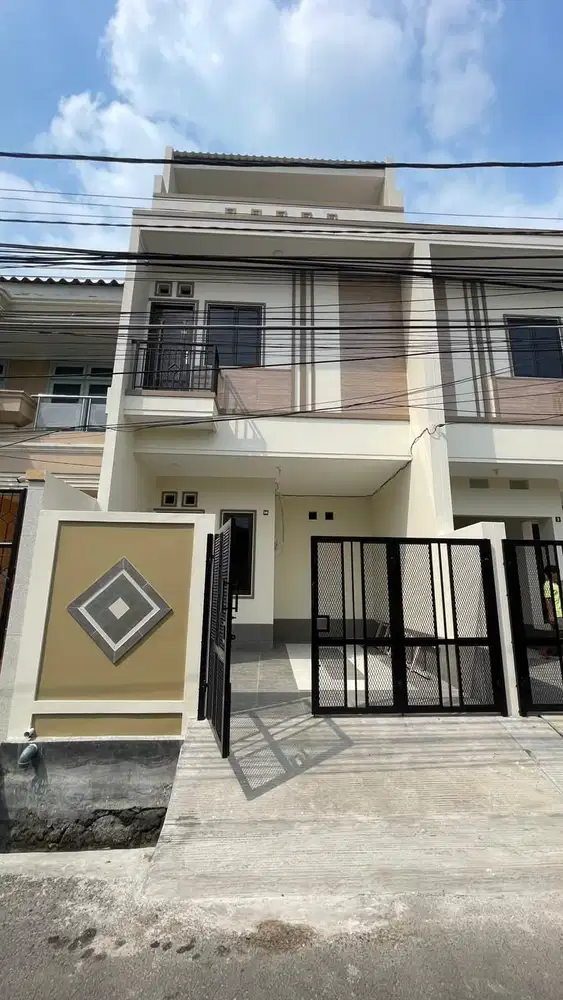 Rumah Bangunan Baru Row Jalan 2 Mobil Bebas Banjir di Duri Kepa