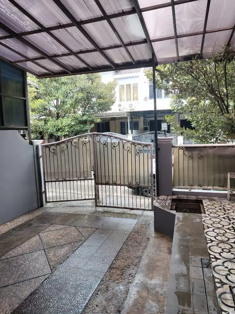 Dijual Rumah Strategis dan Siap Huni di The Royal Residence.