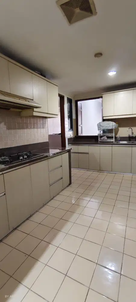 Dijual Apartemen Grand Tropic Lantai Rendah Semi Furnish