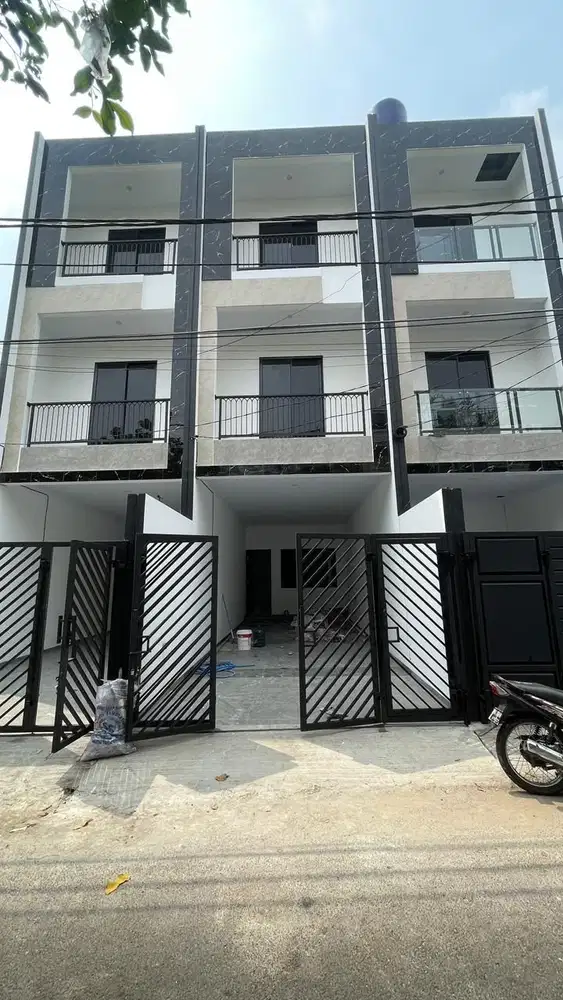 Dijual Rumah Brand New Modern 3 Lantai Row Jalan Lebar di Duri Kepa