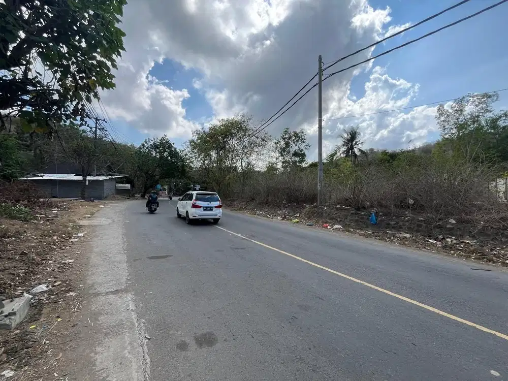 Tanah pinggir jalan raya Kuta Mandalika