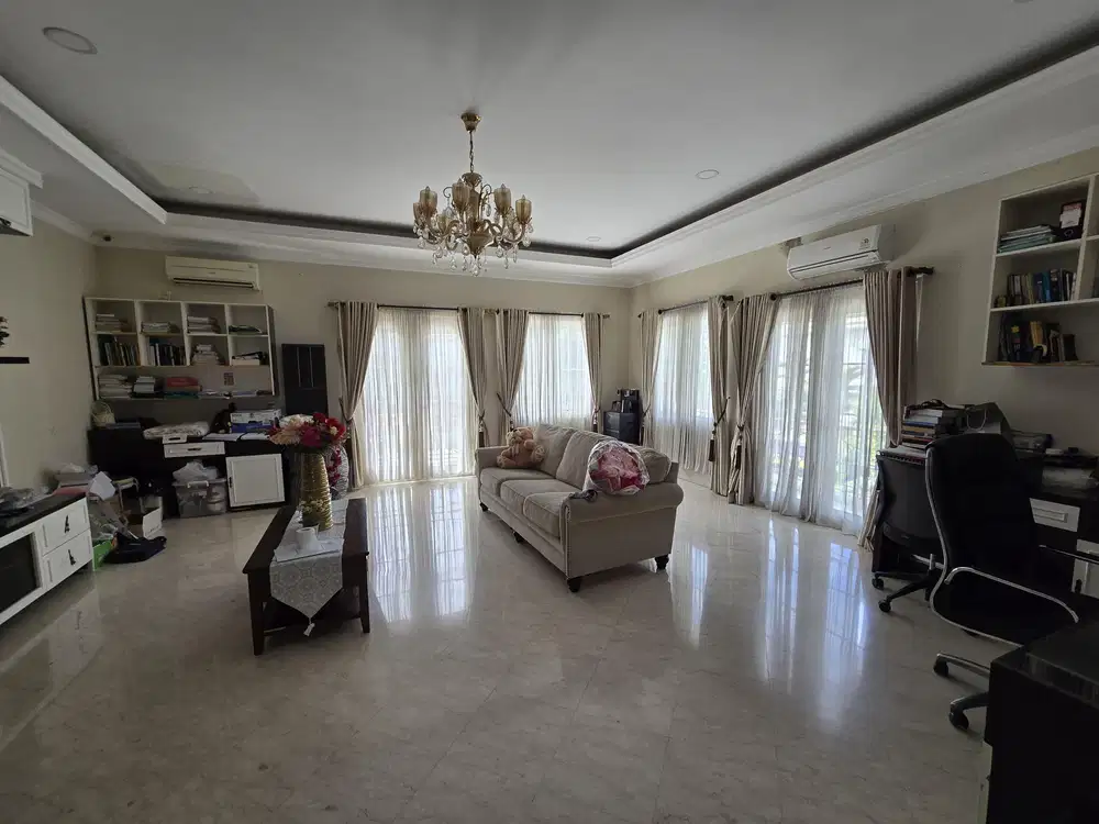 Rumah Hook di Taman Beverly Golf Lippo Karawaci Lantai Full Marmer