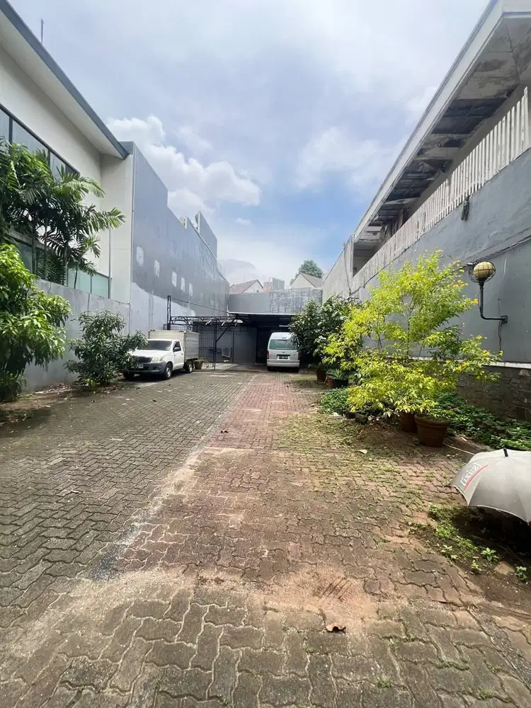 LXMMT 0086B Disewakan Rumah Usaha Komersial Dengan Space Parkir Luas Di Area Menteng Jakarta Pusat