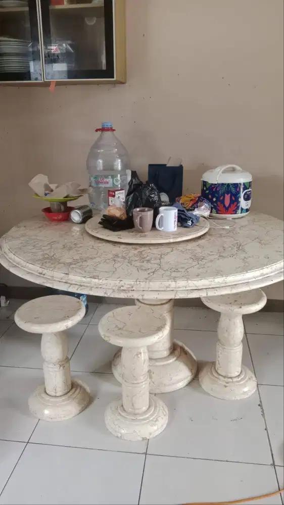 Meja makan marmer