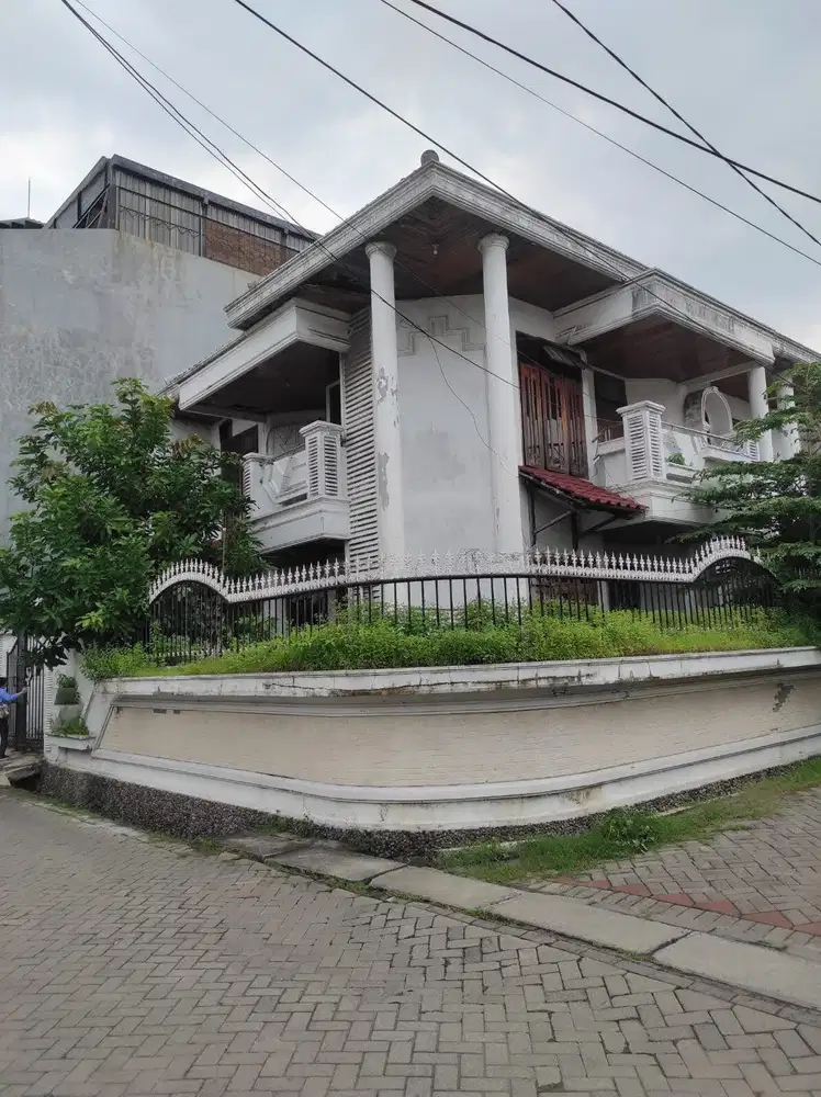 Rumah Hook 2 Lantai, Sangat Strategis, Simpang Darmo Permai, SBY