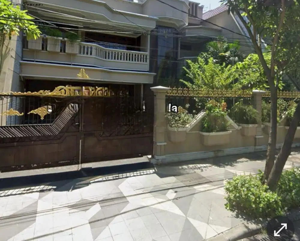 Rumah Raya Dharmahusada Indah, Strategis