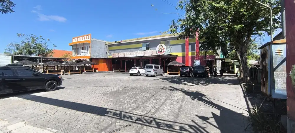 Bangunan ex Sport Center di Raya Wiyung, Surabaya Barat