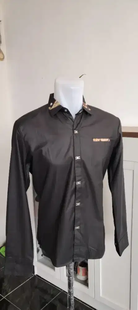 Kemeja Hitam Juan Carlos Preloved