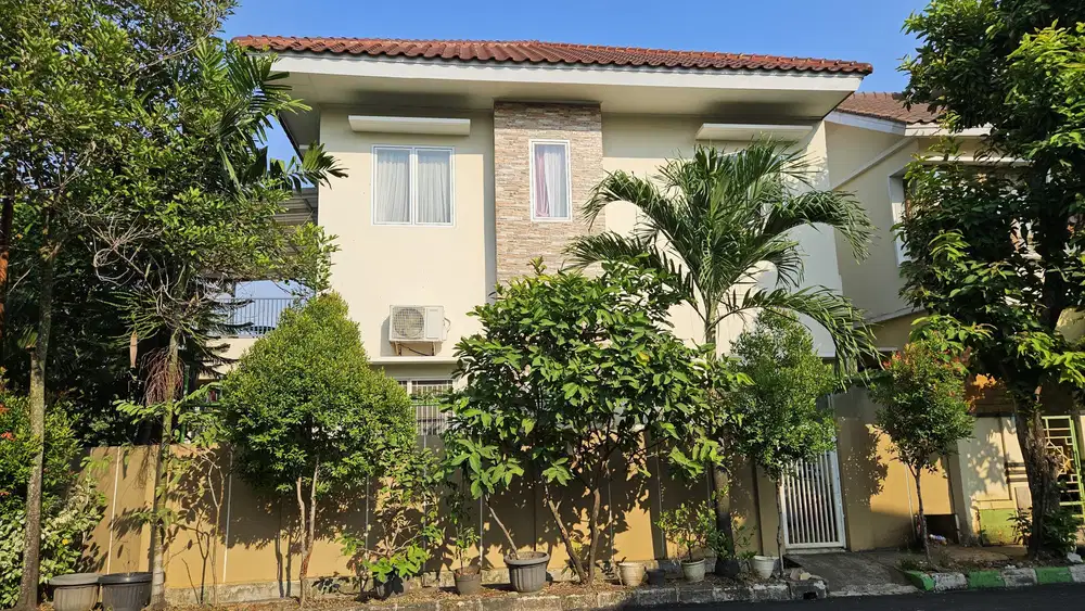 Dijual Rumah Hook 2 Lantai Asri, Balkon Luas di Banjar Wijaya Cipondoh