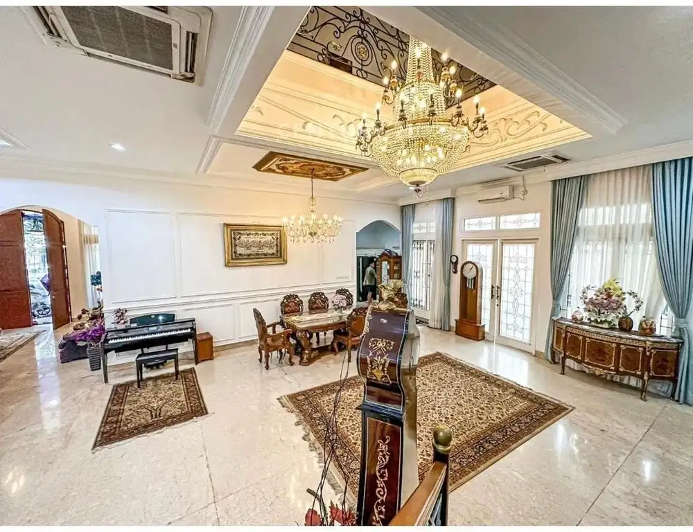 Dijual Rumah Mewah Semi Furnished Posisi Hook Di RadioDlm DR11742