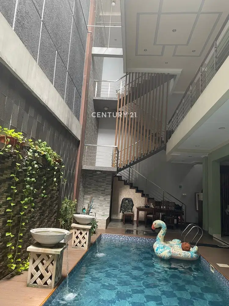 Rumah Bergaya Modern Ada Kolam Renang Di Taman Modern Cakung