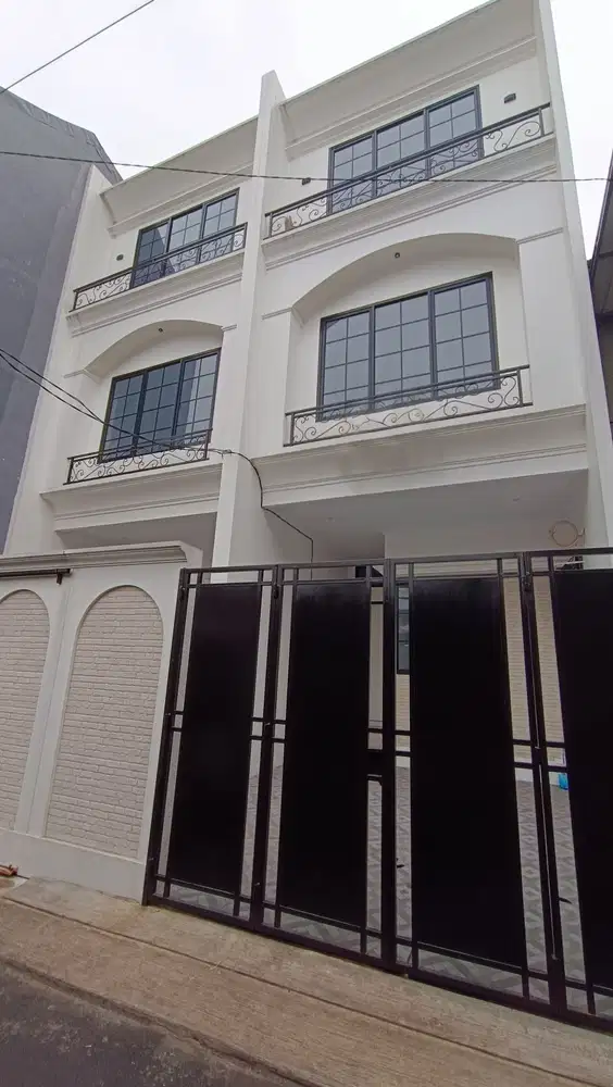 Rumah Brand New 3 Lantai Lingkungan Tenang dan Asri di Jelambar