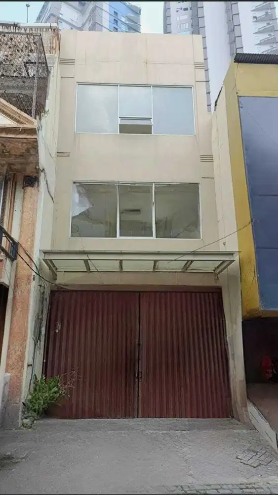 Disewakan Ruko 3 Lantai di kawasan Ruko Pasar Baru Lokasi Strategis