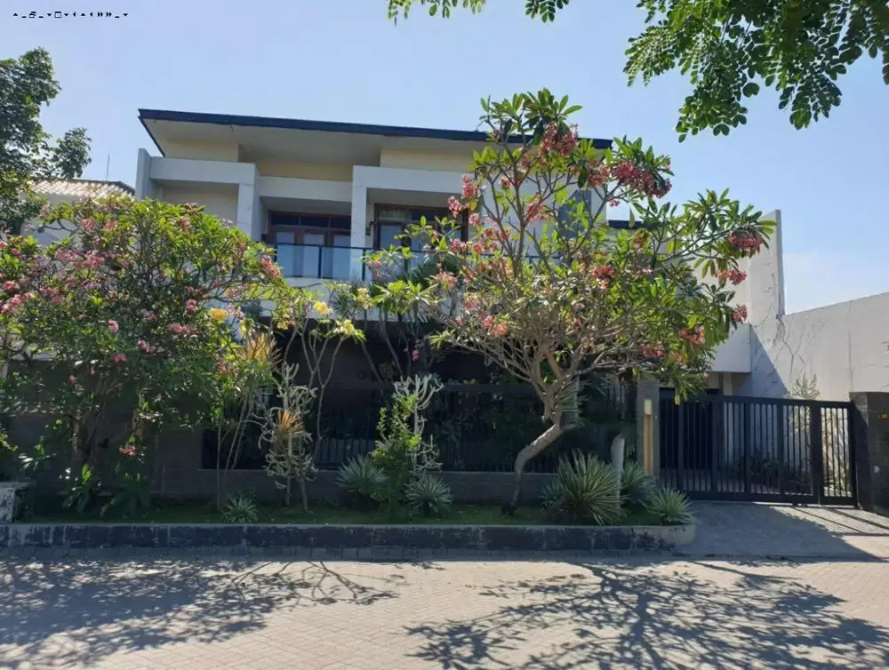 Rumah Pakuwon City , Strategis, Minimalis, Furnish